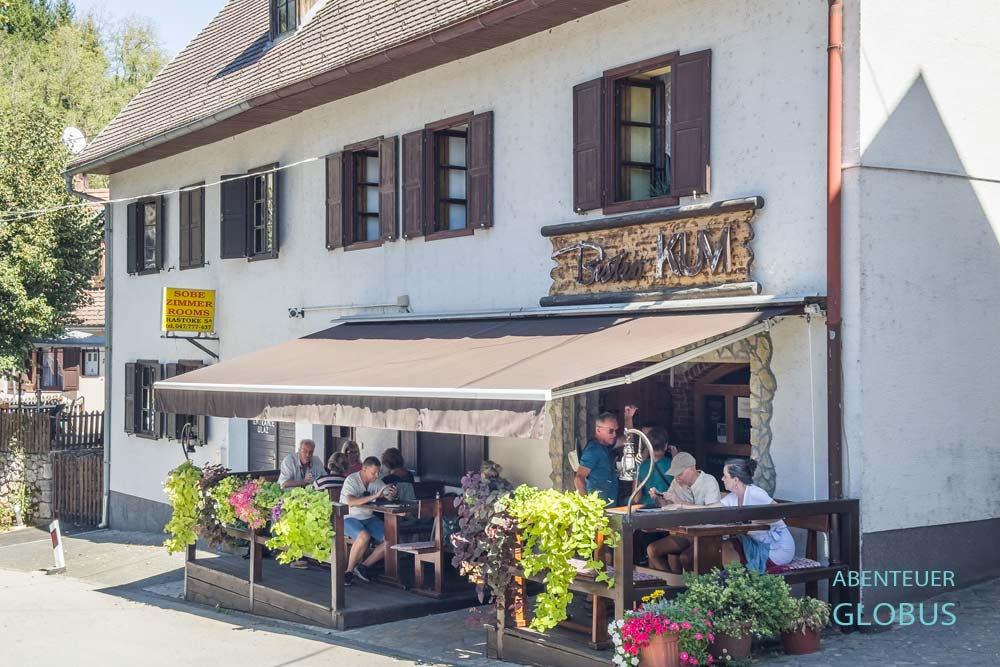Terrasse mit Gästen vom Bistro Kum in Rastoke-Slunj, Kroatien