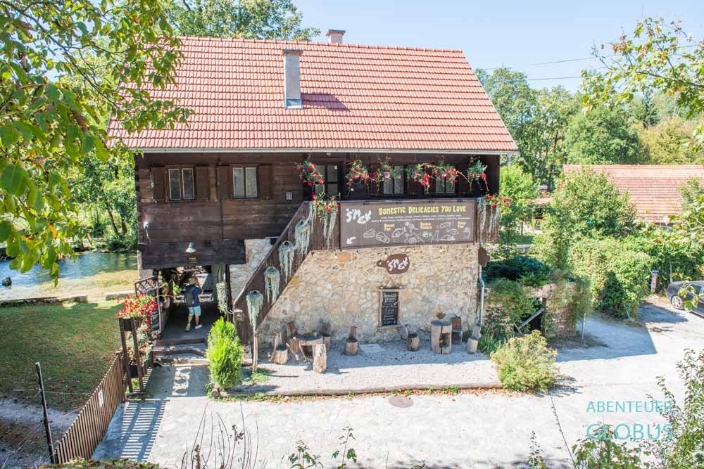 Haus mit Laden Smek im Wassermühlendorf Rastoke in Slunj