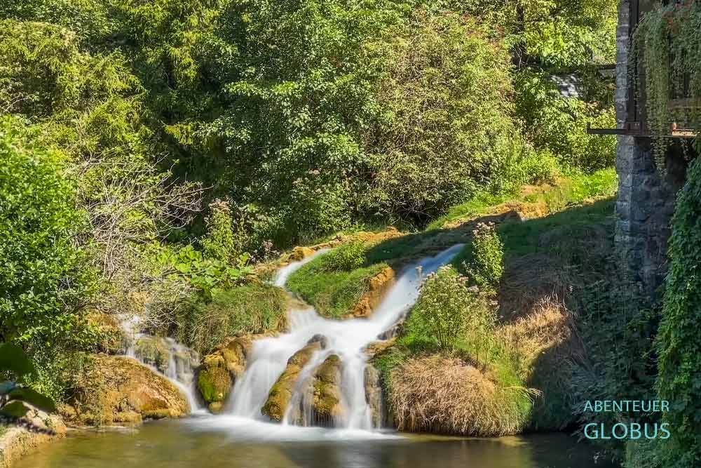 Auch kleine Wasserfälle gibt es im Wassermühlendorf Rastoke.