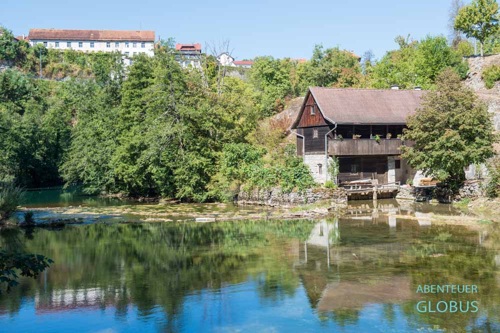 Ehemalige Wassermühle am Fluss Slunjcica mit Spiegelung im Wasser, in Slunj, Kroatien